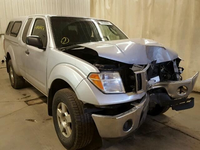 1N6AD06W98C444781 - 2008 NISSAN FRONTIER K SILVER photo 1