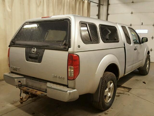 1N6AD06W98C444781 - 2008 NISSAN FRONTIER K SILVER photo 4