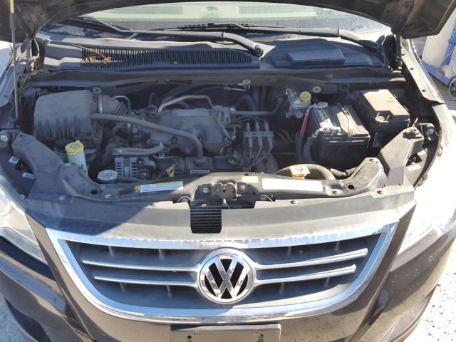 2V4RW3D19AR324751 - 2010 VOLKSWAGEN ROUTAN SE BROWN photo 7