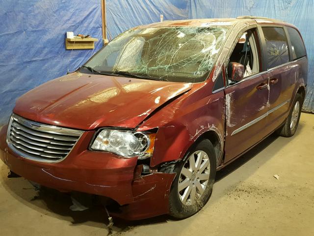 2C4RC1BG3DR751541 - 2013 CHRYSLER TOWN & COU RED photo 2