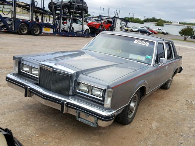 1LNBP96F0EY669782 - 1984 LINCOLN TOWN CAR SILVER photo 2