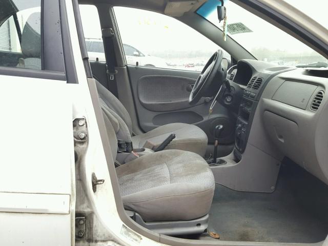 KNADC123426176682 - 2002 KIA RIO WHITE photo 5