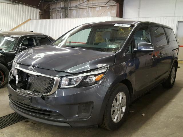 KNDMB5C17H6243469 - 2017 KIA SEDONA LX GRAY photo 2