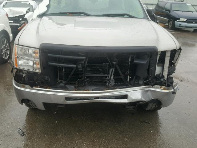 1GTEC14CX9Z193161 - 2009 GMC SIERRA C15 SILVER photo 9