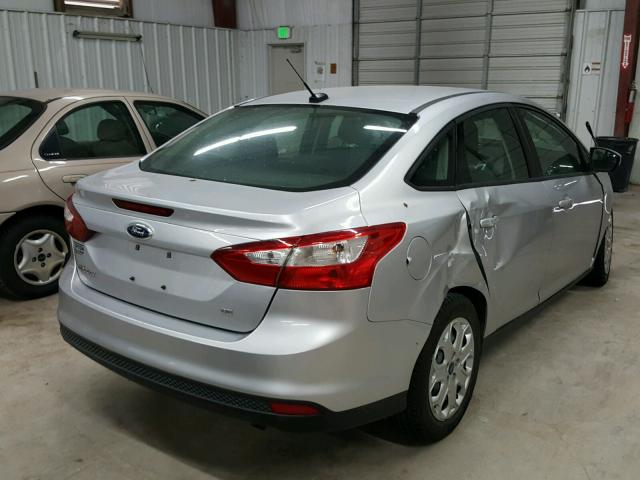 1FAHP3F28CL201355 - 2012 FORD FOCUS SE SILVER photo 4