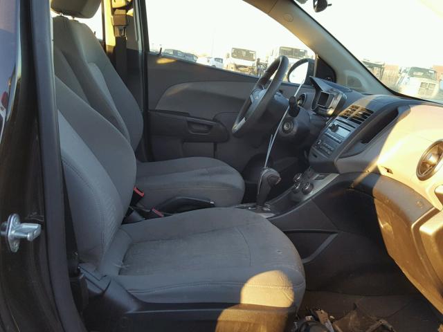 1G1JA5SH0D4205584 - 2013 CHEVROLET SONIC LS 黑色 照片 5