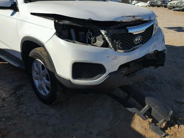 5XYKT3A14BG164678 - 2011 KIA SORENTO BA WHITE photo 9