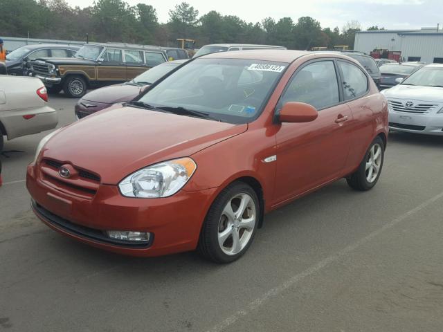 KMHCN36C57U027615 - 2007 HYUNDAI ACCENT SE ORANGE photo 2