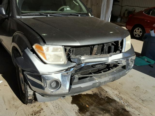 1N6AD07U26C476014 - 2006 NISSAN FRONTIER C GRAY photo 9