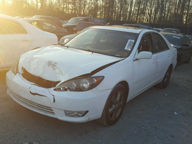 4T1BA32K16U090746 - 2006 TOYOTA CAMRY SE WHITE photo 2