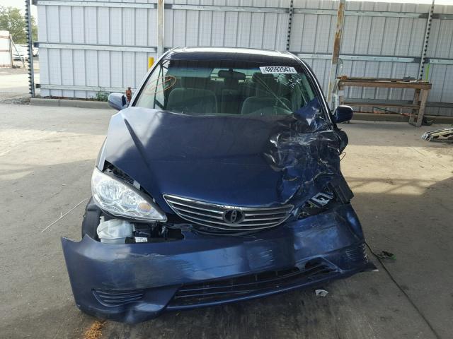 4T1BE32K95U412469 - 2005 TOYOTA CAMRY LE BLUE photo 9