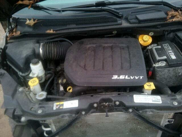 2C4RVAAG8ER144760 - 2014 VOLKSWAGEN ROUTAN S 黑色 照片 7