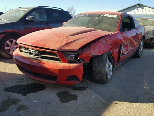 1ZVBP8AN5A5165847 - 2010 FORD MUSTANG RED photo 2