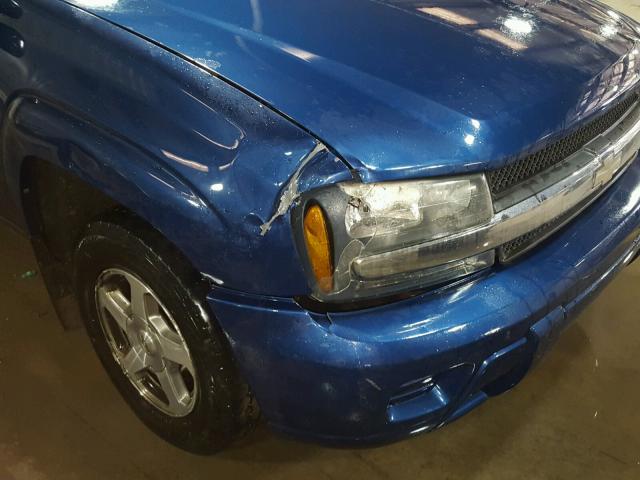 1GNDT13S552331817 - 2005 CHEVROLET TRAILBLAZE BLUE photo 9