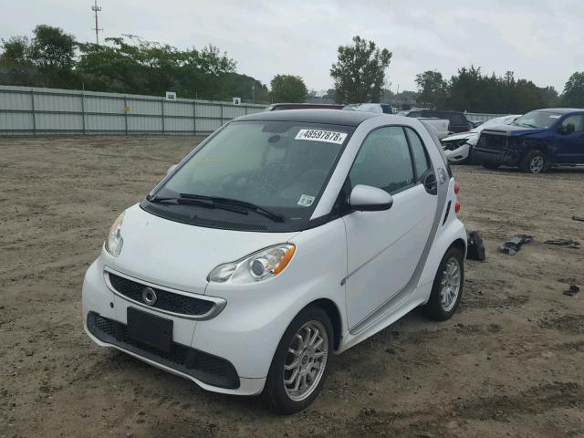 WMEEJ9AA8DK696973 - 2013 SMART FORTWO ELE 白色 照片 2