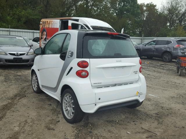 WMEEJ9AA8DK696973 - 2013 SMART FORTWO ELE 白色 照片 3