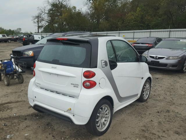 WMEEJ9AA8DK696973 - 2013 SMART FORTWO ELE 白色 照片 4