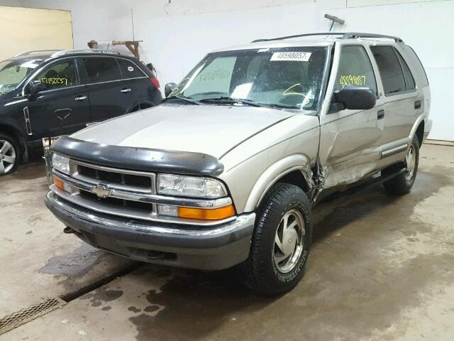 1GNDT13W11K261195 - 2001 CHEVROLET BLAZER SILVER photo 2