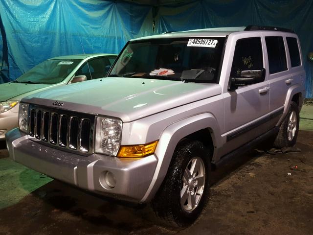 1J8HG48K98C109975 - 2008 JEEP COMMANDER SILVER photo 2