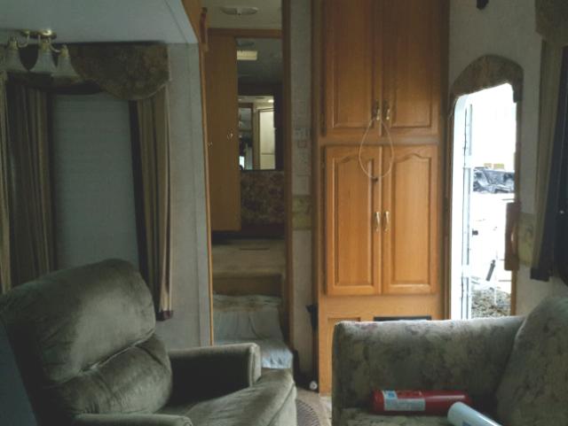 4YDF365254D510306 - 2004 KEYSTONE MONTANA WHITE photo 5