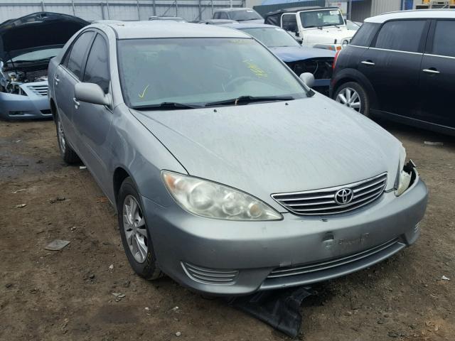 4T1BF30K35U603563 - 2005 TOYOTA CAMRY LE ნაცრისფერი ფოტო 1