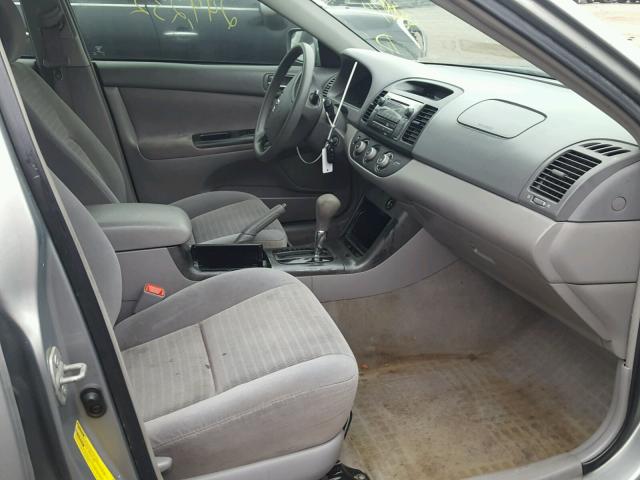 4T1BF30K35U603563 - 2005 TOYOTA CAMRY LE ნაცრისფერი ფოტო 5
