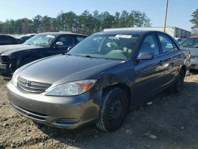 JTDBE32KX20093834 - 2002 TOYOTA CAMRY LE GRAY photo 2