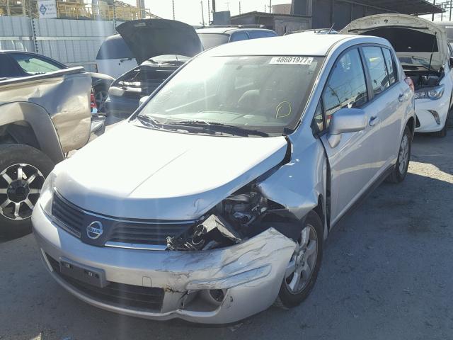 3N1BC13E29L408032 - 2009 NISSAN VERSA S Күміс фото 2