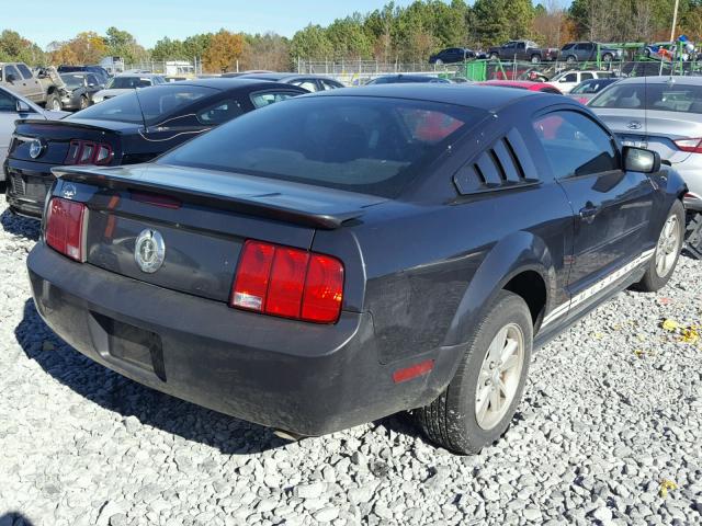 1ZVHT80N385190179 - 2008 FORD MUSTANG BLACK photo 4