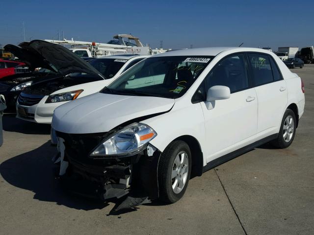 3N1BC11E89L474748 - 2009 NISSAN VERSA S WHITE photo 2