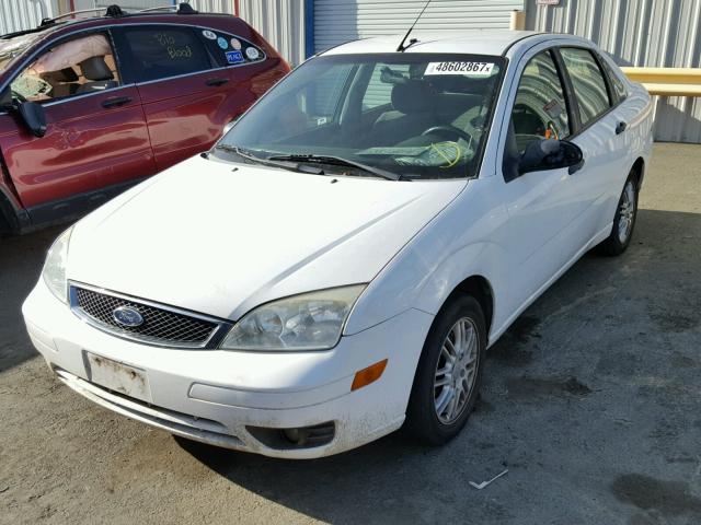 1FAHP34N46W257650 - 2006 FORD FOCUS ZX4 WHITE photo 2