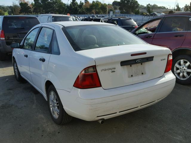 1FAHP34N46W257650 - 2006 FORD FOCUS ZX4 WHITE photo 3