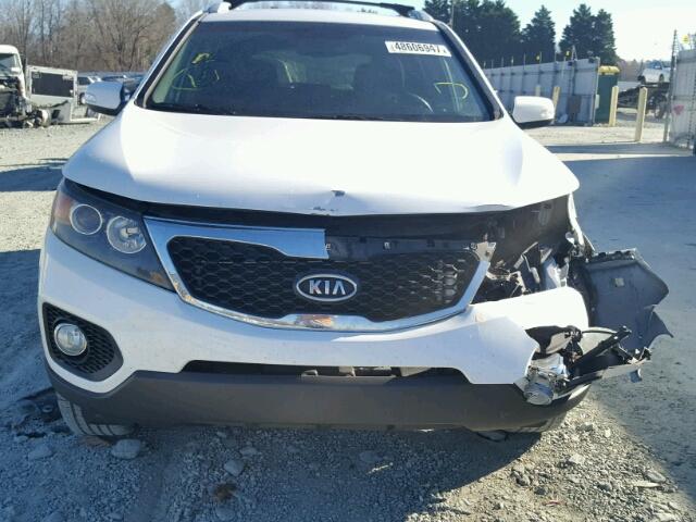 5XYKT4A13BG175385 - 2011 KIA SORENTO BA WHITE photo 9