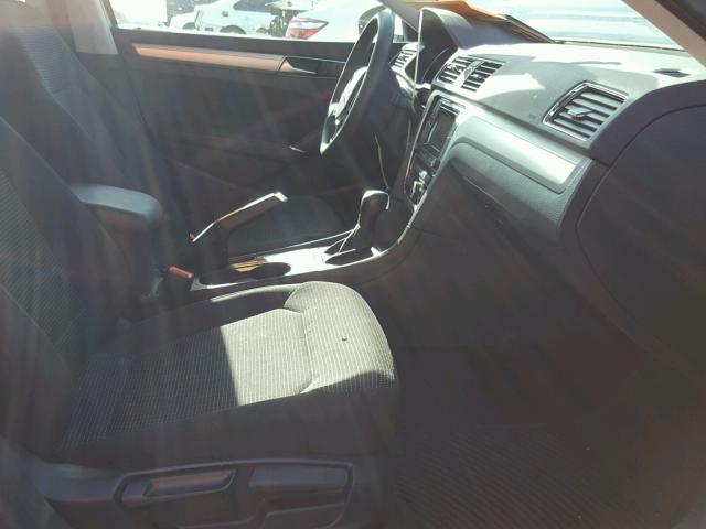 1VWAT7A32GC060106 - 2016 VOLKSWAGEN PASSAT S فضي صورة 5