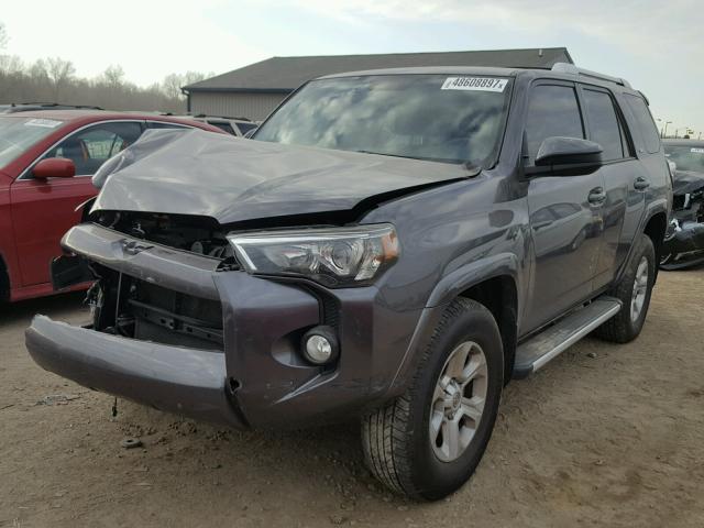 JTEBU5JR8F5263156 - 2015 TOYOTA 4RUNNER SR GRAY photo 2