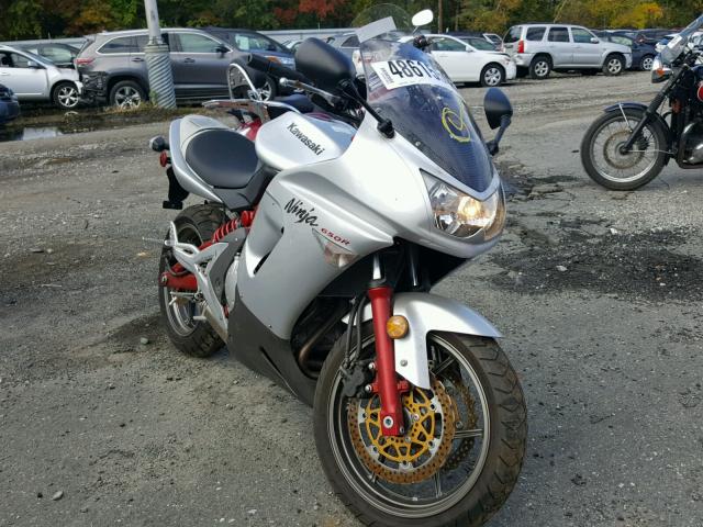 JKAEXEA106A010630 - 2006 KAWASAKI EX650 A6F SILVER photo 1