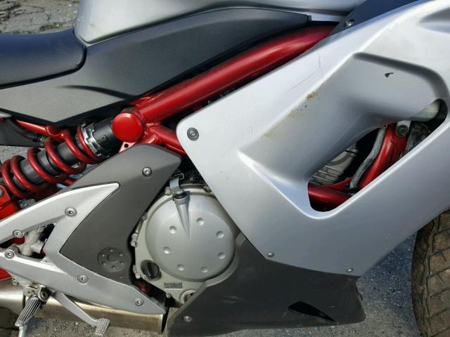 JKAEXEA106A010630 - 2006 KAWASAKI EX650 A6F SILVER photo 7