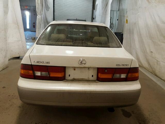 JT8BF28G4X0231979 - 1999 LEXUS ES 300 WHITE photo 9