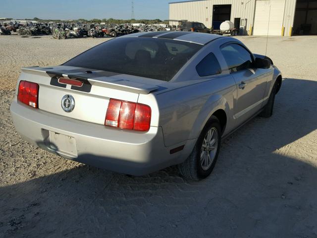 1ZVFT80N175297513 - 2007 FORD MUSTANG GRAY photo 4