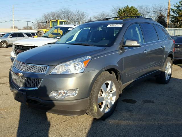 1GNLRGED6AJ222472 - 2010 CHEVROLET TRAVERSE L GRAY photo 2