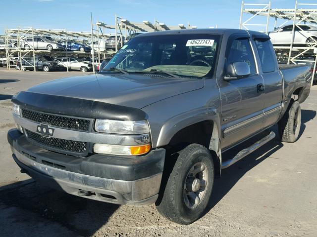 1GCHK29U02E155958 - 2002 CHEVROLET SILVERADO GOLD photo 2