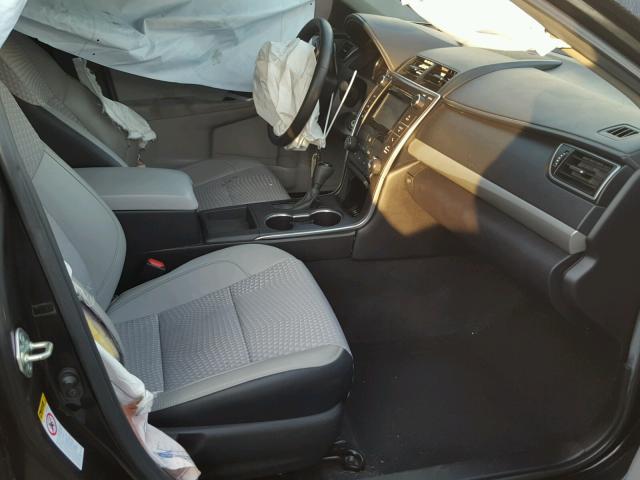 4T1BF1FK1FU889586 - 2015 TOYOTA CAMRY LE შავი ფოტო 5