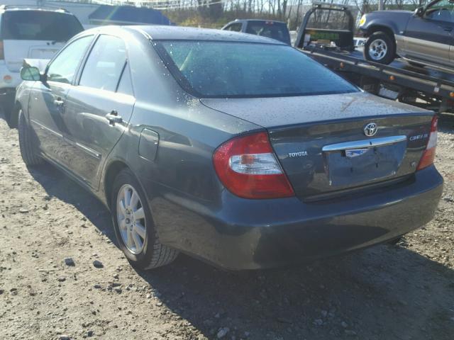 4T1BF30K82U513689 - 2002 TOYOTA CAMRY LE ნაცრისფერი ფოტო 3