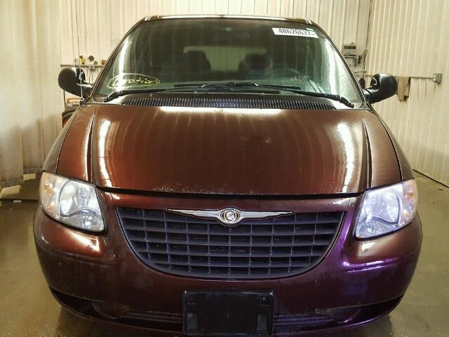 1C4GP45R64B566909 - 2004 CHRYSLER TOWN & COU MAROON photo 9