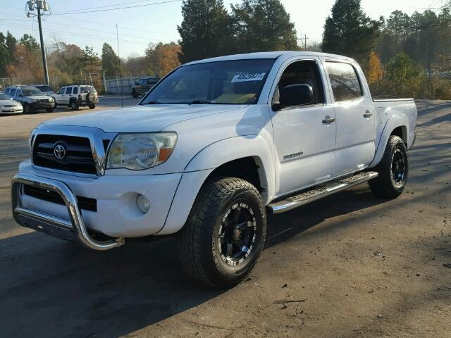 3TMJU62N46M010816 - 2006 TOYOTA TACOMA DOU WHITE photo 2