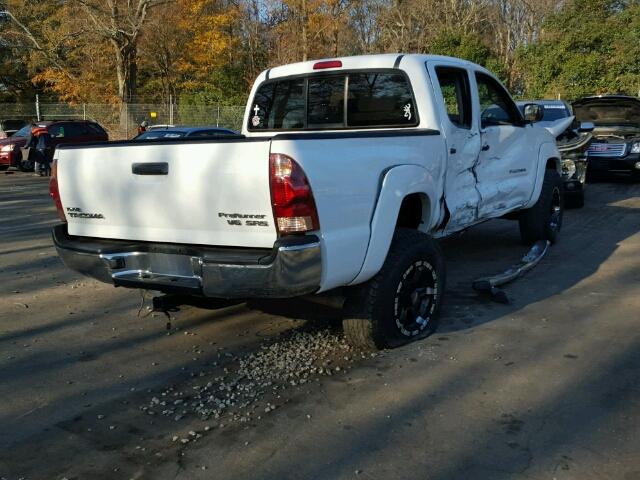 3TMJU62N46M010816 - 2006 TOYOTA TACOMA DOU WHITE photo 4