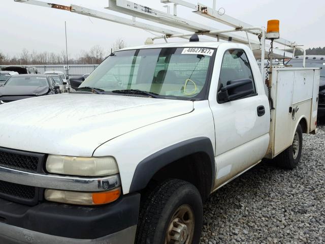 1GBHC24U21E211311 - 2001 CHEVROLET SILVERADO WHITE photo 2