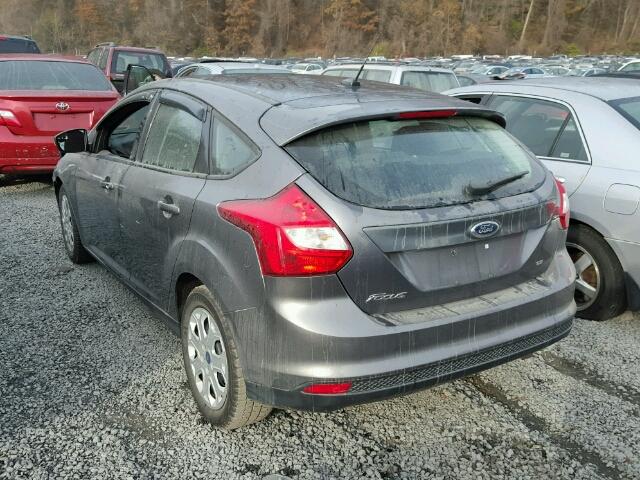 1FAHP3K28CL124931 - 2012 FORD FOCUS SE SILVER photo 3