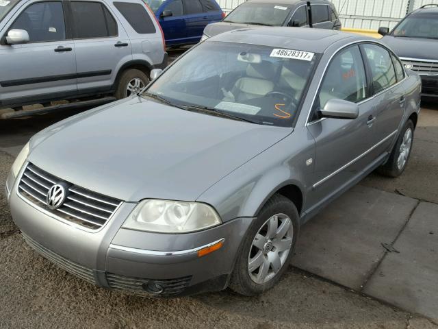 WVWRH63BX1P284102 - 2001 VOLKSWAGEN PASSAT GLX GRAY photo 2