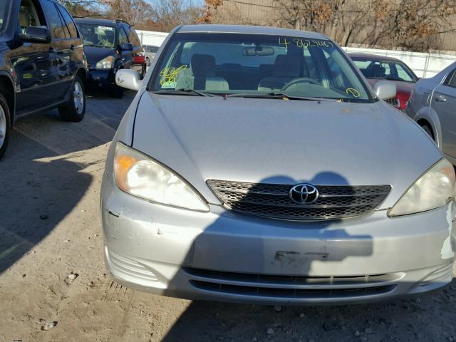 4T1BE32K04U335103 - 2004 TOYOTA CAMRY LE 银色 照片 9